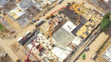Yeni bir ev inşa bir inşaatta havadan görünümü.