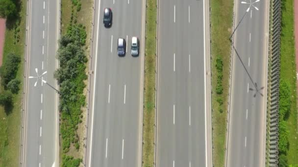 Bovenaanzicht van freay Road. Clip. Snelweg met het verkeer in het bos. Voorsteden snelweg met auto's en vrachtwagens. Reizen en vervoer. Luchtfoto — Stockvideo