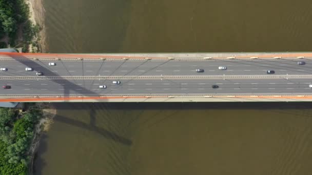 Pemandangan jembatan udara. Jembatan jalan udara. Jalan raya di atas sungai — Stok Video