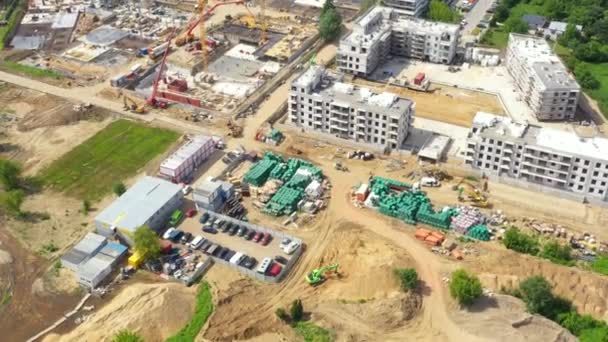 Letecký pohled na nové bytové výstavby na staveništi. — Stock video