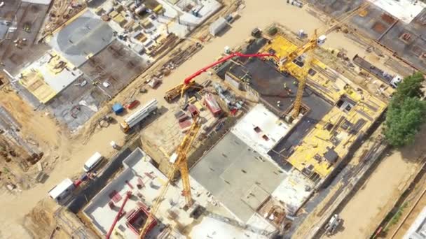 Vista aérea de un edificio de una casa nueva en un sitio de construcción . — Vídeos de Stock