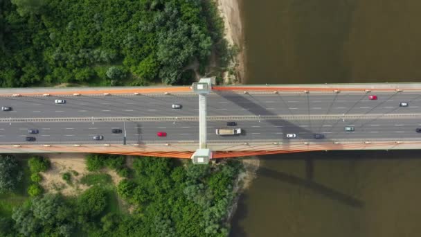 Aerial bridge landskap. Aerial vägbro. Highway road ovanför floden — Stockvideo