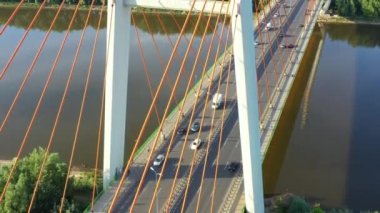 Köprünün havadan görünüşü. Bulutlu sis Pasifik Okyanusu, drone video yeşil sularda üzerinde kırmızı köprü trafik üzerinde yükselen