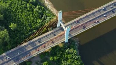 Köprünün havadan görünüşü. Bulutlu sis Pasifik Okyanusu, drone video yeşil sularda üzerinde kırmızı köprü trafik üzerinde yükselen