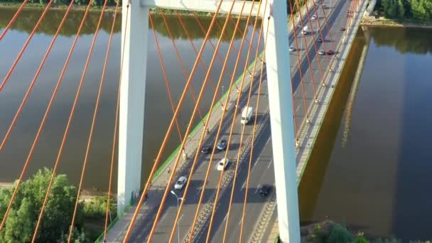 Vista aérea da Ponte. Nevoeiro nublado subindo acima do tráfego na ponte vermelha sobre as águas verdes do Oceano Pacífico, vídeo Drone — Vídeo de Stock