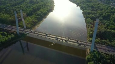 Hava drone uçuş üstte otoyol yoğun şehir acele saat ağır trafik reçel karayolu görünümü. Araç kavşağının havadan görünümü, yolda arabalarla zirve saatinde trafik. Köprü üst görünümü