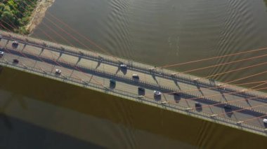 Modern kablo üzerinde trafik güzel yukarıdan aşağı çekim köprü kaldı. Yol altında parlayan dalgalar ile Rambler kanal parlak mavi-yeşil su. Havadan görünüm