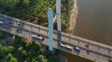 Modern kablo üzerinde trafik güzel yukarıdan aşağı çekim köprü kaldı. Yol altında parlayan dalgalar ile Rambler kanal parlak mavi-yeşil su. Havadan görünüm