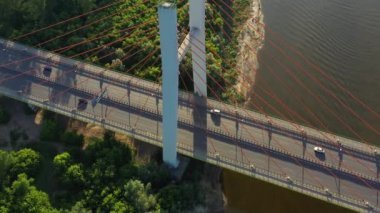 Modern kablo üzerinde trafik güzel yukarıdan aşağı çekim köprü kaldı. Yol altında parlayan dalgalar ile Rambler kanal parlak mavi-yeşil su. Havadan görünüm