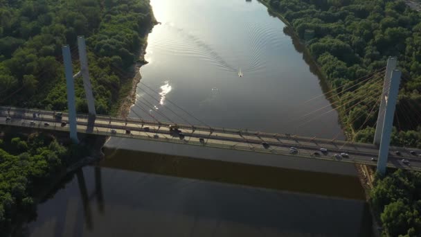 Lotnicze Drone lot z góry na dół widok z autostrady zajęty miasto Rush godziny ciężkich korków. Widok z lotu ptaka skrzyżowania, ruch w godzinach szczytu z samochodami na drodze. Widok z góry mostu — Wideo stockowe