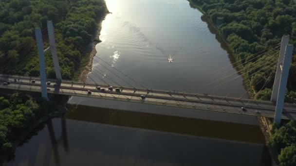 Aerial Drone Flight top down Vista de la autopista concurrida ciudad hora punta carretera atasco de tráfico pesado. Vista aérea de la intersección vehicular, tráfico en hora punta con coches en la carretera. Vista superior del puente — Vídeos de Stock