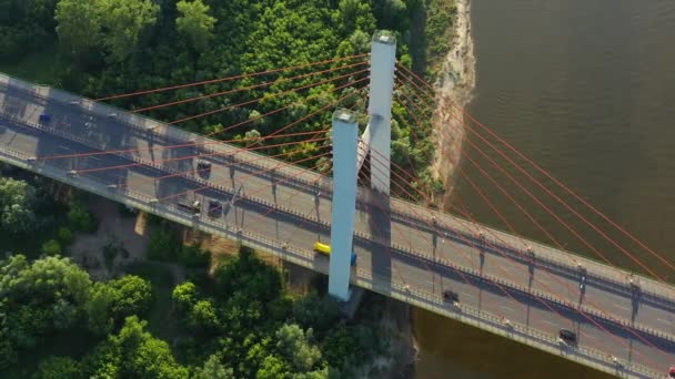 Hermosa toma de arriba hacia abajo del tráfico en el moderno cable permaneció puente. Canal Rambler agua azul-verde brillante con olas brillantes debajo de la carretera. Vista aérea — Vídeos de Stock