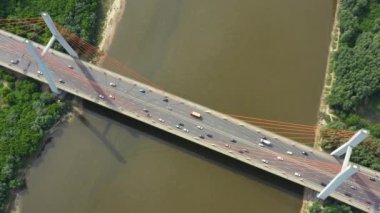 Nehir üzerinde dron görünümü manzara otoyol köprü. Alansal görünümü şehir yol manzarası