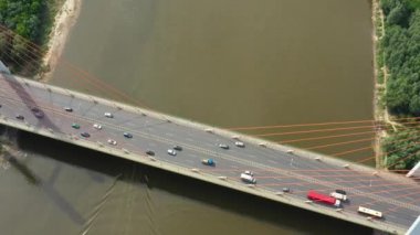 Modern kablo arka planda köprü ve araba trafiği kaldı. Karayolu trafiği sıkışıklığı. Havadan görünüm