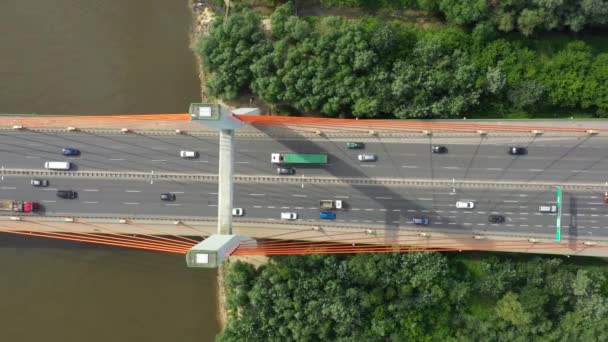 Ciudad de coches en movimiento en el puente de la carretera en el fondo suave vista del dron de superficie del río — Vídeo de stock