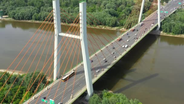 現代のケーブルは、背景に橋や車のトラフィックを滞在しました。高速道路の渋滞航空写真 — ストック動画