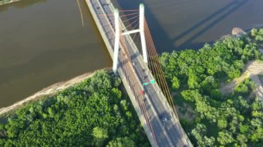 Hava Drone uçuş yukarıdan aşağıya yoğun şehir bitirim yoğun trafik reçel otoyol görünümünü. Araç kesişme, trafik tepe saatte araçlarda yol, köprü ile havadan görünümü