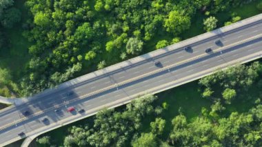 Hava Drone uçuş yukarıdan aşağıya yoğun şehir bitirim yoğun trafik reçel otoyol görünümünü. Araç kesişme, trafik tepe saatte araçlarda yol, köprü ile havadan görünümü