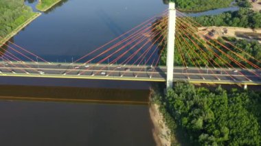 Trafik sıkışıklığı görünümünü bir araba Köprüsü ve trenin hava üstünü. 4k video