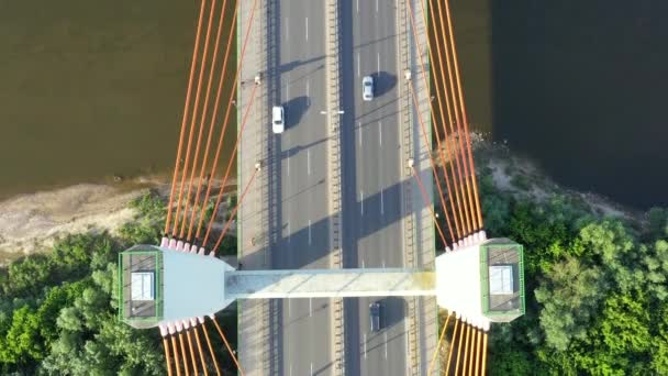 Carro em movimento no cabo moderno ficou ponte sobre o mar em cidade desenvolvida vista aérea — Vídeo de Stock