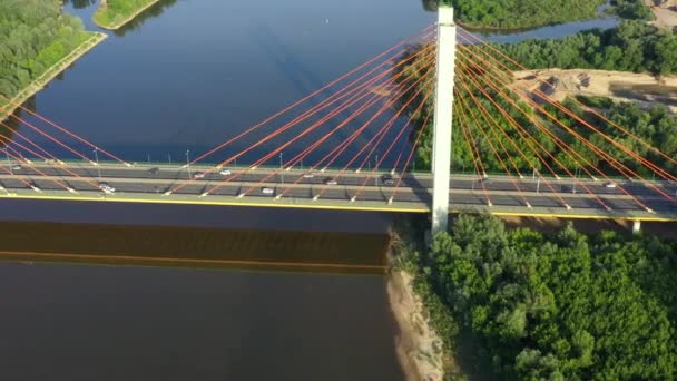 Воздушный сверху вид пробки на автомобильном мосту и движущемся поезде. 4K видео — стоковое видео