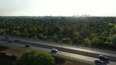 Trafik sıkışıklığı görünümünü bir araba Köprüsü ve trenin hava üstünü. 4k video