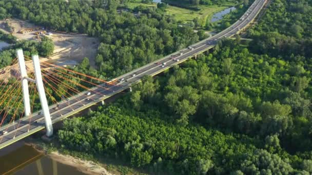 Vue aérienne du haut vers le bas de l'embouteillage sur un pont de voiture et un train en mouvement. Vidéo 4K — Video