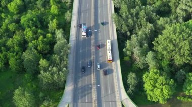 yaz günü şehirde Nehri üzerinde modern köprüde araba trafik havadan görünümü