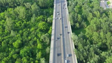 yaz günü şehirde Nehri üzerinde modern köprüde araba trafik havadan görünümü