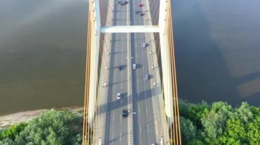 yaz günü şehirde Nehri üzerinde modern köprüde araba trafik havadan görünümü