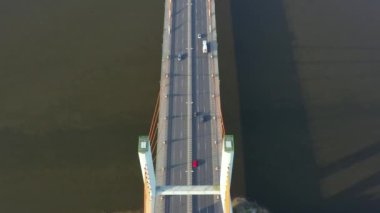 yaz günü şehirde Nehri üzerinde modern köprüde araba trafik havadan görünümü