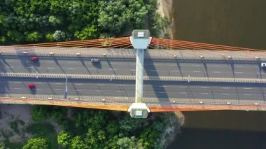 Gelişmiş şehir havadan görünümü içinde deniz üzerinde modern kablo kaldı köprüde hareketli araba
