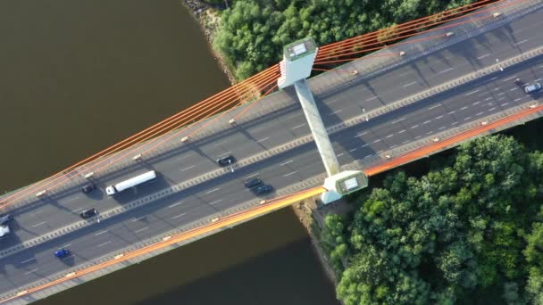 Εναέρια άποψη της κυκλοφορίας σε αυτοκινητόδρομο. Γέφυρα πάνω από τον ποταμό. Σκοτεινό νερό. — Αρχείο Βίντεο