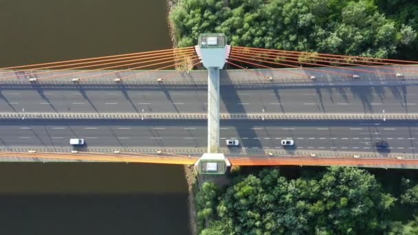 Повітряний вид руху на шосе. Міст через річку. Темна вода . — стокове відео