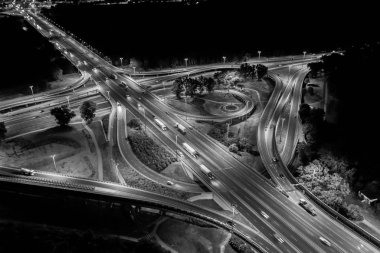 Gece bir şehrin havadan üst görünümü kavşak, Expressway bir