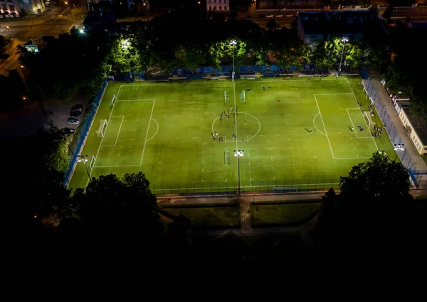 Widok z lotu ptaka na boisko do piłki nożnej w nocy z amatorskim futbolu — Zdjęcie stockowe