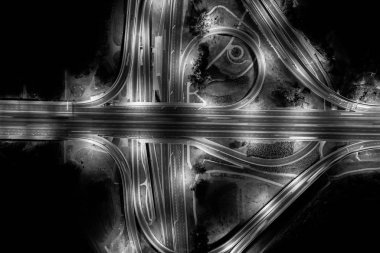 Otoyol kavşaklarının havadan görünümü. Köprü yolları structur işareti