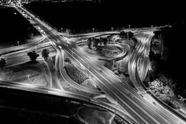 Çok seviyeli ışıklı halka karayolu r havadan drone gece çekimi