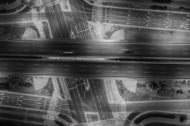 Şehir otobanının kavşaklarında havadan manzara. Araçlar yolda sürücü