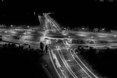 Şehir otobanının kavşaklarında havadan manzara. Araçlar yolda sürücü