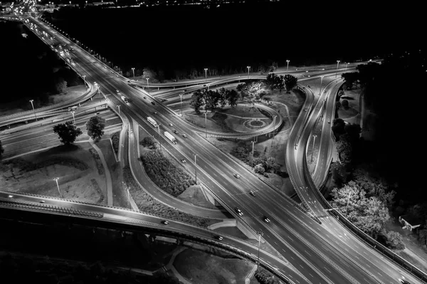 夜間の都市の空中トップビューインターチェンジ、高速道路は、 — ストック写真