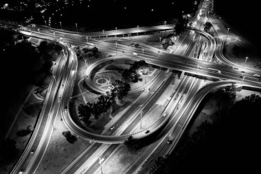 Gece trafik ile büyük karayolu kavşak havadan görünümü. S