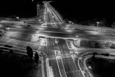 Şehir otobanının kavşaklarında havadan manzara. Araçlar yolda sürücü