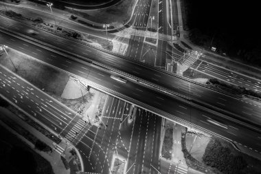 Şehir otobanının kavşaklarında havadan manzara. Araçlar yolda sürücü