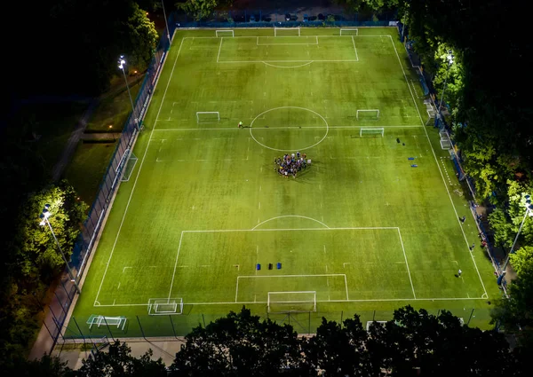 Luftaufnahme des Fußballstadions beleuchtet von Jupiter am Abend — Stockfoto