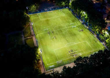 Futbol sahasında koşan futbolcular. Gece workou