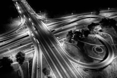 Çok seviyeli ışıklı halka karayolu r havadan drone gece çekimi