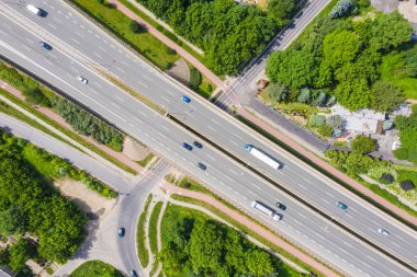 Otoyol kavşağındaki trafik izleri. Havadan Görünüm. Yeşil Fores