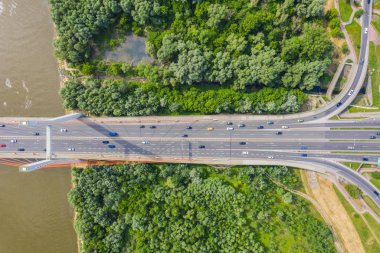 Modern ci karayolu köprü ve yol kavşağında araba sürüş