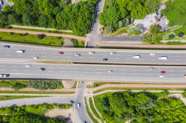 Otoyol kavşağındaki trafik izleri. Havadan Görünüm. Yeşil Fores